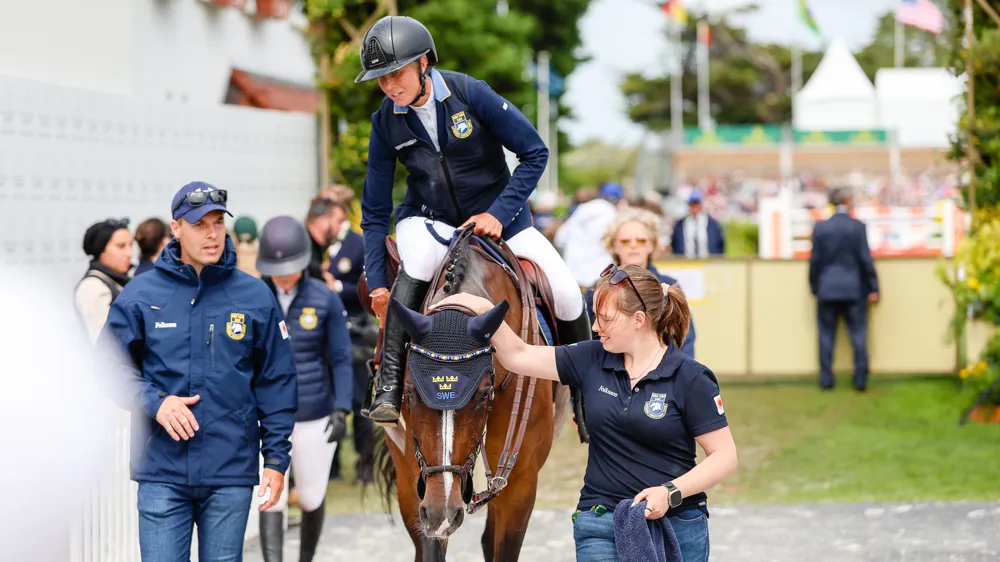 Erika Lickhammer-van Helmond, son époux, Joris, leur perle I. Comme Tessa VHL, et Emilia Johansson en sortie de piste après la Coupe des nations du CSIO 5* de La Baule. 