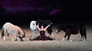 Entourée de ses chevaux, Laure Tétart salue le public à l’issue d’une représentation.