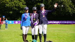 Élodie Gondailler et Raf van de Helle, médaillés d’or, Rossella Olgiati et Romulus van het Nederveld, médaillés d’argent, et Douglas Edward et Golden Boy de Jarsay, médaillés de bronze lors des championnats d’Europe Vétérans de saut d’obstacles 2026 à Copenhague.