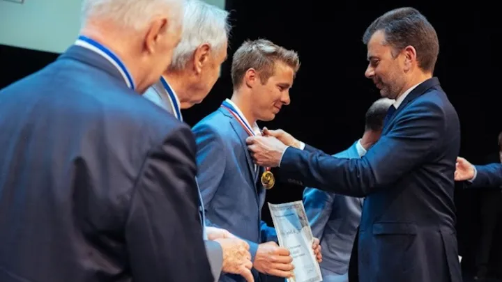 Frédéric Bouix, président de la FFE, remet la médaille d'or 2024 à Mathéo Coiquaud 