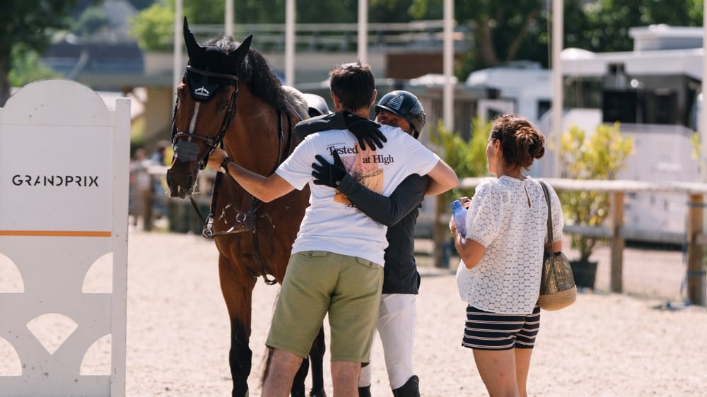 Emotions partagées en équipe pour Olivier Robert, lauréat du Grand Prix du CSIO 3* de Deauville avec Iglesias DV.