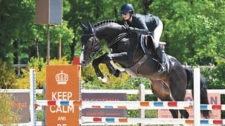 Cavalière des écuries de la Foltière en charge de la carrière sportive du cheval, Carla Mateu Rapinat forme Kornet San Isidro sur le circuit du Cycle classique. 