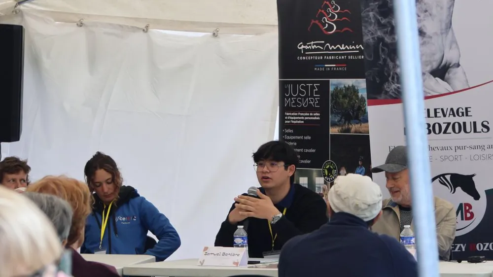 Samuel Benibre lors d’une table ronde au Salon du cheval d’Aveyron en septembre 2025. 