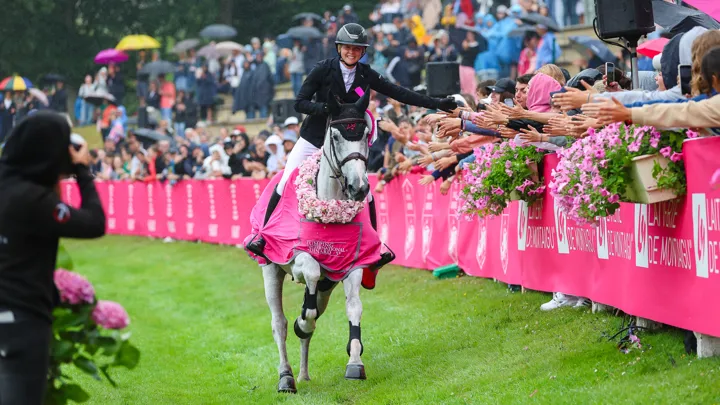 Sophie Hinners a profité d’un très long tour d’honneur, tout sourire, après son triomphe dans le Derby sur Munin, issu de la même souche qu’un certain Qoud’Coeur de la Loge.