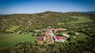 À Gaillac, sur le Larzac, la structure familiale fondée par Louis Arnal est devenue un véritable pôle touristique au cœur du Parc naturel régional du Larzac.