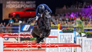“Certains très grands hommes de cheval ont eu des positions très personnelles, parfois éloignées des canons académiques — Rodney Jenkins, Kevin Bacon ou Roger-Yves Bost, pour n’en citer que quelques-uns — tout en permettant à leurs chevaux de s’exprimer remarquablement”. 