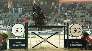 “Tous les chevaux et le personnel actuellement sur place sont sains et saufs”, assurent les organisateurs.