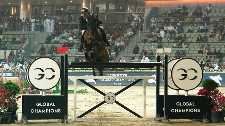 “Tous les chevaux et le personnel actuellement sur place sont sains et saufs”, assurent les organisateurs.