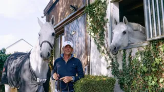 Ici au haras des Grands Champs, à Bois-le-Roi, entouré de Le Coultre de Muze et Dirty Sweet, qui l’ont accompagné ces dernières années, Philippe Rozier s’apprête à mettre un terme à sa carrière à haut niveau.