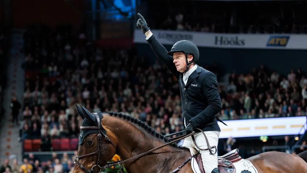 Le doigt levé dans les airs, Willem Greve a savouré une troisième victoire sur le circuit de la Coupe du monde cette saison.
