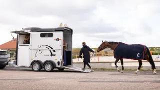 Gagnez un van 2 places Touring Country pour un an grâce au jeu-concours Cheval Liberté x GRANDPRIX.