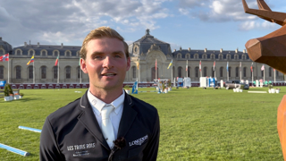 Bryan Balsiger vit une très belle première à Chantilly Classic, événement auquel il participe pour la première fois après l’avoir découvert à pied l’an passé. Jeudi, le Suisse s’est classé dans trois des quatre épreuves auquel il a participé, et il vient de terminer deuxième du Grand Prix Range Rover du CSI 2* avec Fais Toi Belle du Seigneur*Pléville. Le champion d’Europe par équipes de 2021 fait le point sur le travail de reconstruction de son piquet, entamé à l’automne 2023. Cette Sortie de piste est présentée par Butet, la haute sellerie depuis 1986.