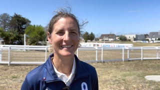 Le concours de dressage des Jeux olympiques de Paris 2024 a débuté ce matin au stade équestre éphémère de Versailles. À l’occasion du rassemblement fédéral organisé à Saint-Martin-de-Bréhal, GRANDPRIX a questionné tous les cavaliers sélectionnés en tant que titulaires au sein des équipes de France. Troisième dresseuse à se prêter au jeu, Pauline Basquin affiche ses ambitions avec son excellent Sertorius de Rima*IFCE. L’écuyère du Cadre noir de Saumur évoque également son premier souvenir olympique: le triomphe de Jappeloup avec Pierre Durand en 1988 à Séoul.