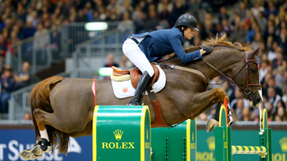 Cette semaine, les meilleurs chevaux et cavaliers du monde convergent vers Genève, où les attend l’un des plus beaux et prestigieux rendez-vous de l’année. Si les favoris laissent peu de place aux outsiders dans ce concours qui leur tient à cœur, le palmarès récent du CHI de Genève recèle quelques surprises et surtout quelques victoires ayant sonné comme des révélations. Le 11 décembre 2015, Quabri de l’Île avait remporté le premier Grand Prix de niveau 5* de sa carrière avec Pedro Veniss, son inséparable cavalier brésilien. Revivez ce grand moment de sport.
L’édition 2025 se tient du 10 au 14 décembre. Renseignements et réservations sur www.chi-geneve.ch