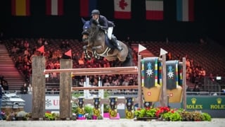 Présent ce week-end au CHI de Genève, Simon Delestre s’est confié au micro de Kamel Boudra vendredi 13 décembre, le lendemain du retour à 1,60m de son tout bon Cayman Jolly Jumper. Le Lorrain est revenu en détails sur les singularités de son Selle Français, mais aussi sur sa médaille de bronze collective décrochée aux Jeux olympiques en compagnie d’I Amelusina R 51. Il s’est aussi livré quant à ses objectifs pour l’année prochaine, et sur les chances de la France de performer lors des championnats d’Europe.