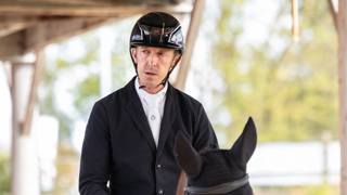 Ce dimanche 27 octobre, Rik Hemeryck a remporté le Grand Prix du CSI 4* de Saint-Lô aux rênes du puissant Inouï du Seigneur. Le Belge livre son sentiment après sa victoire dans cette délicate épreuve à 1,55m, où l’on n’a pas enregistré le moindre double sans-faute. Il parle également de son autre cheval de Grand Prix, Navarro van het Eelshof, et explique quels sont ses objectifs avec les deux bais pour la fin de l’année 2024 ainsi que pour la saison prochaine.