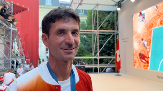 Mardi, Steve Guerdat a gagné la médaille d’argent individuelle du concours de saut d’obstacles des Jeux olympiques de Paris 2024. Associé à la géniale Dynamix de Bélhème, il n’a été battu que par l’Allemand Christian Kukuk, sacré champion olympique avec Checker 47. C’est la troisième médaille olympique du Jurassien après le bronze collectif gagné en 2008 à Hong Kong, en selle sur Jalisca Solier, et l’or individuel décroché en 2012 à Londres, avec Nino des Buissonnets. Mardi soir, le jeune quadra a été accueilli en héros à la Maison Suisse, dans le jardin de l’ambassade de la Confédération helvétique.