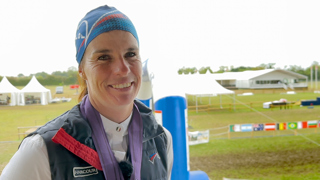 Samedi, Mélody Théolissat a vécu la plus belle journée de sa carrière de cavalière, en décrochant une médaillée d’or par équipes et le bronze individuel aux championnats du monde d’endurance avec Yalla de Jalima à Monpazier, en Dordogne. Plus que les conditions climatiques dantesques dans lesquelles a débuté cette épreuve de 160km, ce sont les encouragements des spectateurs, nombreux et enthousiastes, qui resteront gravés dans la mémoire de celle qui domine le classement mondial de cette discipline ô combien pourvoyeuse de médailles pour la France.