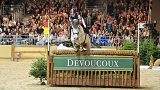 Salomé Poisson a brillamment remporté le cross indoor de Seine-Maritime présenté par Devoucoux, samedi soir à Rouen, dans le cadre d’Équi Seine. La Ligérienne, première à s’élancer sur Upsa des Ajoncs, a produit un sans-faute rapide que personne n’a su égaler. Elle confie ses premières impressions dans une Sortie de piste présentée par Equine Products France.