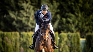Dimanche, José María Larocca s’est imposé pour la deuxième semaine consécutive dans un Grand Prix 4* à Vejer de la Frontera. Sur la grande piste en herbe espagnole et associé à l’excellent Chris, l’Argentin a devancé de plus de trois secondes le Français Mathieu Billot en selle sur le jeune et talentueux Heartlove de Pléville. 
Revivez leur Duel, présenté par Cheval Liberté.