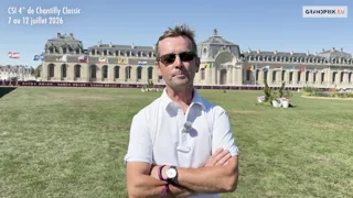 Après avoir remporté le Grand Prix du CSI 4* de Chantilly Classic en 2025, Marc Dilasser a cette fois terminé septième et meilleur Français de l’épreuve. En selle sur son fidèle Arioto du Gèvres, le Normand n’est donc pas passé loin de réaliser le doublé. Ravi de son week-end cantilien, marqué notamment par une victoire avec Make My Day Z du Gèvres, le cavalier se félicite, dans cette Sortie de Piste, de l’état de forme que ses chevaux ont retrouvé, tout en se projetant sur la suite de la saison.