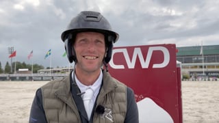 Dimanche, Kevin Staut a gagné le Grand Prix CWD de la ville de Cabourg à 1,55m. En selle sur Vida Loca, jument de neuf ans qu’il destine aux plus grandes compétitions et avec laquelle il avait connu quelques déconvenues en ce printemps, le Normand a signé un quasi-carton plein après sa victoire de jeudi dans le Prix des Haras Normands, et sa deuxième place vendredi dans le Prix Demeures de Campagne. Au sortir du premier CSI 4* organisé dans le cadre de Cabourg Classic, le multimédaillé s’est ravi des performances de son couple et a évoqué son avenir proche avec New Libero One d’Asschaut et Visconti du Telman, qu’il prépare pour les championnats d’Europe de La Corogne. Cette Sortie de piste est présentée par Kevin Staut Collection.