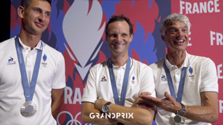 Lundi soir au Club France de La Villette, Stéphane Landois, Nicolas Touzaint et Karim Laghouag se sont livrés sur leur médaille d’argent olympique décrochée quelques heures plus tôt dans les jardins du château de Versailles. De précieuses minutes dans un marathon médiatique qui les a menés sur les plus grands plateaux de télévision et studios de radio du pays. Cette vidéo est présentée par le sellier Forestier.