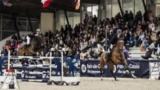 En selle sur My Jewel’s Magic Touch, Robin van Thillo s’est imposé sur le fil dans le Grand Prix du CSI 3* du Touquet Classic, dimanche dans le Pas-de-Calais. Le Belge a devancé la Nordiste Nina Mallevaey, lauréate l’an passé et deuxième cette fois avec Destine to Be au terme d’une épreuve plus que disputée. Revivez leur Duel, présenté par Cheval Liberté.