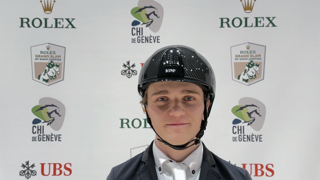 Ce vendredi 12 décembre 2025, Charles Rulquin fête ses vingt ans. Et ce midi, le Lorrain n’est pas passé loin de faire retentir la Marseillaise dans la Coupe Range Rover du CSI U25 de Genève. Deuxième de cette épreuve à 1,45m avec Elina de Grandry, le jeune Français, invité de dernière minute à Palexpo, profite à fond de cette expérience. Il livre également son pronostic pour la finale du Top Ten Rolex IJRC. Cette Sortie de piste est présentée par Sanequine, “Better performance, naturally” (“De meilleures performances, naturellement”).