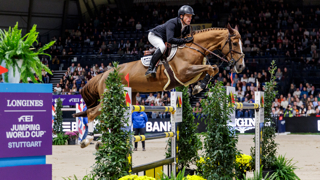 Willem Greve s’est magistralement adjugé le Grand Prix Coupe du monde Longines de Stuttgart dimanche en Allemagne. À l’issue d’un barrage à sept de haute volée, le Néerlandais a produit le plus rapide des cinq doubles sans-faute, devançant notamment le Portugais Rodrigo Giesteira Almeida, deuxième sur Karonia.L. Revivez leur Duel, présenté par Cheval Liberté.