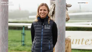 Sacrée championne de France de concours complet en Pro 1 avec Izem du Marois à Jardy cet été, Jeanne Rossez est présente cette semaine au Mondial du Lion avec son étalon Jager, engagé dans le championnat du monde des chevaux de sept ans. Avant ses débuts dans la compétition, la cavalière lionnaise présente son jeune partenaire et évoque ses objectifs pour ce rendez-vous mondial. Elle revient également sur sa saison entamée tardivement et détaille ses ambitions pour les années à venir, avec les épreuves 4* et les Coupes des nations en ligne de mire. Cette sortie de piste vous est présentée par Aravolte, votre spécialiste en textiles cavaliers innovants, ultra légers et confortable. 