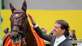 Voici la réaction du Lorrain Simon Delestre après sa victoire dans le Grand Prix 5* du Saut Hermès, glanée avec son fidèle cheval de cœur, Hermès Ryan des Hayettes.