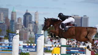 Vainqueur de l’étape de la Coupe du monde de Malines mardi dernier, Gilles Thomas a conclu une saison 2025 exceptionnelle. Le cavalier belge a notamment remporté le classement général du Longines Global Champions Tour en s’appuyant sur trois atouts de taille, Ermitage Kalone, Luna van het Dennehof et Qalista DN. C’est aux rênes de cette dernière qu’il s’est offert, fin septembre, la victoire du Grand Prix CSI 5* du LGCT de New York, signant l’un des parcours les plus marquants de l’année.

Images : © GCTV / Photo : © Sportfot