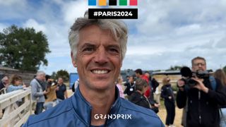 Le concours complet des Jeux olympiques de Paris 2024 débute demain matin au stade équestre éphémère de Versailles. À l’occasion du stage préparatoire fédéral organisé à Saint-Martin-de-Bréhal, GRANDPRIX a questionné tous les cavaliers sélectionnés en tant que titulaires au sein des équipes de France. Troisième à se prêter au jeu, Karim Laghouag croit aux chances de podium de l’équipe de France. Le Percheron est d’autant confiant qu’il montera Triton Fontaine, avec lequel il a déjà été médaillé de bronze par équipes en 2021 à Tokyo. Jamais deux sans trois pour Karim, également médaillé d’or par équipes en 2016 à Rio de Janeiro?