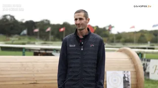 Vainqueur du CCI 3*-S de Pompadour avec J’Heraldik d’Aury en juin, Amaury Choplain retrouve cette semaine son étalon de sept ans au Mondial du Lion. Dix-septièmes ex æquo à l’issue du dressage avec 34,1 points, le cavalier et son produit maison aborderont demain le cross. Avant cette échéance, le Francilien évoque l’importance de ce rendez-vous dans la formation de son partenaire et revient sur une saison particulièrement satisfaisante pour son élevage. Cette sortie de piste vous est présentée par Aravolte, votre spécialiste en textiles cavaliers innovants, ultra légers et confortables. 