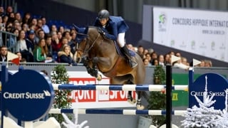Dans quelques jours, les meilleurs chevaux et cavaliers du monde convergeront vers Genève, où les attendra l’un des plus beaux et prestigieux concours de l’année. Si les favoris laissent peu de place aux outsiders dans ce concours qui leur tient à cœur, le palmarès récent du CHI de Genève recèle quelques surprises et surtout quelques victoires ayant sonné comme des révélations. Le samedi 9 décembre 2017, Dubaï du Bois Pinchet et le Suisse Martin Fuchs, alors seulement âge de vingt-cinq ans, avaient remporté La Grande Chasse cotée à 1,45m en devançant largement le Tricolore Benoît Cernin avec plus d’une seconde et demie d’avance. Revivez ces grands moments de sport. L’édition 2025 se tient du 10 au 14 décembre. Renseignements et réservations sur www.chi-geneve.ch