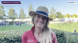 Pointant actuellement au dixième rang du classement mondial, Lara de Liedekerke-Meier est déjà passée par toutes les émotions en grands championnats, passant d’une chute à l’entame du cross aux Mondiaux de Pratoni 2022 à une belle septième place aux Européens de Blenheim l’an passé. À la veille de son passage sur le rectangle de dressage des championnats du monde d’Aix-la-Chapelle, la Belge revient sur ses expériences et évoque l’aspect légendaire du parc de la Soers. La représentante des Diables rouges, qui avait le luxe de pouvoir compter sur quatre chevaux en préparation pour cette échéance quadriennale, explique également pourquoi son choix s’est porté sur Kiarado d’Arville.

Cette Sortie de piste est présentée par Sanequine, « Better performance, naturally » (De meilleures performances, naturellement).