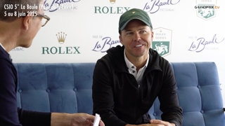 Venu concourir au CSIO 5* de La Baule, dont il a remporté le Grand Prix l’an dernier avec sa fabuleuse Greya, l’actuel numéro un mondial Kent Farrington a répondu aux questions de Kamel Boudra. L’Américain partage sa joie de retrouver le brassard le plus convoité du circuit et évoque l’intérêt de partager sa saison entre l’Europe et les États-Unis. 