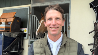 Kevin Staut et Vida Loca ont remporté le Prix des Haras Normands, première épreuve majeure du CSI 4* de Cabourg Classic, hier en Normandie. Après quelques refus et péripéties au CSIO 5* d’Ocala, au CSI 5* de Fontainebleau et au CSI 4* de Bourg-en-Bresse, le couple semble repartir de l’avant. Après sa victoire, le Normand a évoqué cette situation, mais aussi la reprise de Beau de Laubry et la perspective des championnats d’Europe, qu’il prépare avec Visconti du Telman et New Libero One d’Asschaut. Une Sortie de piste présentée par Kevin Staut Collection.