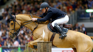 Dans quelques jours, les meilleurs chevaux et cavaliers du monde convergeront vers Genève, où les attendra l’un des plus beaux et prestigieux concours de l’année. Si les favoris laissent peu de place aux outsiders dans ce concours qui leur tient à cœur, le palmarès récent du CHI de Genève recèle quelques surprises et surtout quelques victoires ayant sonné comme des révélations. Les 10 et 12 décembre 2015, c’est Sydney une Prince qui s’était signalée au monde en remportant ses premières victoires majeures avec Roger-Yves Bost dans le Trophée de Genève et l’UBS Challenge. Revivez ces grands moments de sport.
L’édition 2025 se tient du 10 au 14 décembre. Renseignements et réservations sur www.chi-geneve.ch