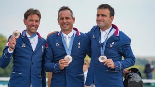 Vendredi, Simon Delestre, Olivier Perreau et Julien Épaillard ont décroché une très belle médaille de bronze au terme de l’épreuve par équipes de saut d’obstacles des Jeux olympiques de Paris 2024, au stade équestre éphémère de Versailles. Associés respectivement à I Amelusina R 51, Dorai d’Aiguilly*GL events et Dubaï, du Cèdre, les Bleus ont été à la hauteur du rendez-vous et des attentes du public. Ils ont livré leurs premiers mots en conférence de presse. Cette vidéo est présentée par Lambey, spécialiste de la nutrition équine.