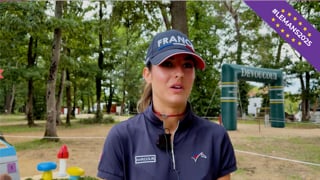 Membre de l’équipe de France Poneys de concours complet, Tifanie Villeton participe cette semaine à ses troisièmes championnats d’Europe, deux ans après avoir décroché une médaille d’argent collective au Mans et un an après avoir obtenu de francs succès à Westerstede, en Allemagne. Ouvreuse du collectif tricolore, la cavalière voit ce rôle comme une véritable marque de confiance de la part du sélectionneur, Gilles Viricel. Après sa reprise de dressage, elle a livré ses impressions sur sa performance et sur le parcours de cross, reconnu avec l’ensemble du staff et de ses coéquipiers.