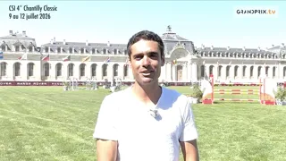 Très en forme ces dernières semaines, avec notamment une victoire dans le petit Grand Prix et une troisième place dans le Grand Prix dominical de Maubeuge, Alix Ragot semble pouvoir compter sur un piquet de chevaux performant pour évoluer au plus haut niveau. Qualifié pour le Grand Prix du CSI 4* de Chantilly Classic dès son entrée en piste, le cavalier de Gueule d’Amours ne cache pas son plaisir de concourir dans le cadre majestueux de ce concours, qu’il évoque dans cette Sortie de Piste.
