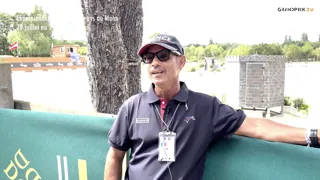 Alors que l’équipe de France Poneys de concours complet occupe la tête du classement provisoire des championnats d’Europe du Mans, Gilles Viricel, ancien cavalier international de concours complet, nourrit désormais l’ambition de voir ses cavaliers grimper sur le toit de l’Europe demain matin, comme ils l’avaient fait en 2025. Dans cette Sortie de piste et avant d’aborder la seconde visite vétérinaire qu’il considère comme une véritable épreuve en soi, le sélectionneur de l’équipe de France Poneys de concours complet dresse un premier bilan du concours organisé au Pôle européen du Cheval, au Mans, à l’issue des tests de dressage et de cross.