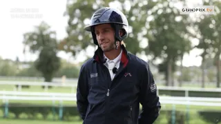 Médaillé de bronze au championnat du monde des sept ans au Lion-d’Angers avec Jeroboam Wal, Alexis Goury revient sur les trois tests de son Selle Français, notamment sa reprise de dressage qui lui avait permis de prendre la tête à égalité avec Lara de Liedekerke-Meier, finalement sacrée avec Tara van het Leliehof. Ravi des progrès de son fils de Vleut et porté par le public du Mondial du Lion, le cavalier de l’équipe de France de concours complet évoque également l’avenir de l’étalon, entre une possible commercialisation et l’envie de poursuivre leur route ensemble. Cette sortie de piste vous est présentée par Aravolte, votre spécialiste en textiles cavaliers innovants, ultra légers et confortables. 