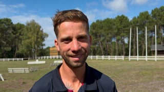 Cette semaine, Alexis Goury dispute ses deuxièmes championnats d’Europe Seniors à Blenheim, où il a été sélectionné pour représenter l’équipe de France aux côtés de Je’Vall. Rencontré lors du stage de préparation des Bleus, jeudi dernier à Saumur, le cavalier installé en Maine-et-Loire a donné son avis sur ces journées de préparation tenues sur les sites de l’Institut français du cheval et de l’équitation (IFCE) ainsi que de l’hippodrome de Verrie après avoir longtemps été organisées à Saint-Martin-de-Bréhal, en Normandie. Il est également revenu sur la saison de son grand gris, ainsi que sur la manière dont sa carrière a évolué depuis 2019 et sa première sélection européenne aux rênes de Trompe l’Oeil d’Emery.