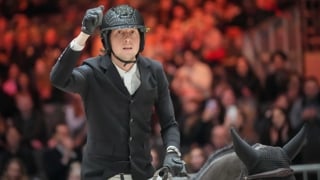 Hier soir, Martin Fuchs a brillamment remporté le Trophée de Genève, première épreuve majeure du CHI support de l’étape suisse du Grand Chelem Rolex de saut d’obstacles. Associé à Conner Jei, le Suisse a sorti le très grand jeu pour battre sur le fil l’Italien Lorenzo de Luca, deuxième sur l’excellent Denver de Talma. Revivez leur duel à couteaux tirés et découvrez la réaction à chaud du vainqueur, au micro de Kamel Boudra. Une Sortie de piste présentée par Devoucoux Sellier: “Votre passion. Notre engagement”.