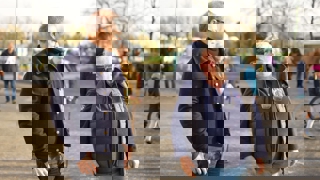 Au Salon des étalons de sport de Saint-Lô, Kamel Boudra est parti à la rencontre de Marina Storgato, qui élève sous l’affixe du Bary avec son époux. Il y a deux semaines, tous deux ont eu la joie de voir Good Star du Bary remporter l’étape Longines de la Coupe du monde de Bordeaux avec l’Irlandaise Jessica Burke. Kamel Boudra les a suivis dans la préparation d’Urlevent du Bary pour son apparition sous les yeux des éleveurs dans les Manches. 