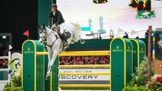 Hier soir, Martin Fuchs s’est adjugé sa toute première finale du Top 10 Rolex IJRC, auquel il ne devait pas prendre part il y a encore quelques jours! Ayant profité de la défection de Conor Swail, le Suisse avait misé sur son meilleur cheval, Leone Jei, et a produit un superbe second tour pour s’imposer. Il dit toute sa satisfaction au micro de Kamel Boudra, revient sur cette performance et n’oublie pas d’avoir une pensée pour Adolfo Juri, son fidèle propriétaire actuellement hospitalisé.