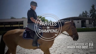  Dans ce deuxième épisode de « Paroles de champions », Royal Horse donne la parole à Roger-Yves Bost.
Le cavalier insiste sur l’importance de l’alimentation, indispensable pour garantir à la fois la performance et la bonne santé de ses chevaux. Il rappelle qu’il est essentiel d’adapter la nutrition aux besoins spécifiques de chacun, avec le soutien des nutritionnistes.
Il partage également son produit de prédilection, le H-250, qu’il utilise pour la quasi-totalité de ses chevaux. Un complément qui lui permet de maintenir leur condition optimale et de viser les meilleures performances en Grand Prix.

À propos de Royal Horse : Avec plus de 50 ans d’expertise, ROYAL HORSE fabrique des aliments équilibrés, mis au point par des vétérinaires et nutritionnistes équins. Ce savoir-faire est mis au service des chevaux de compétition afin de leur permettre de couvrir tous leurs besoins énergétiques. Du 15 septembre au 31 octobre, suivez chaque semaine « Paroles de champions » by ROYAL HORSE et partez à la rencontre de cavaliers qui font confiance à la marque pour allier bien-être et performance de leurs chevaux.